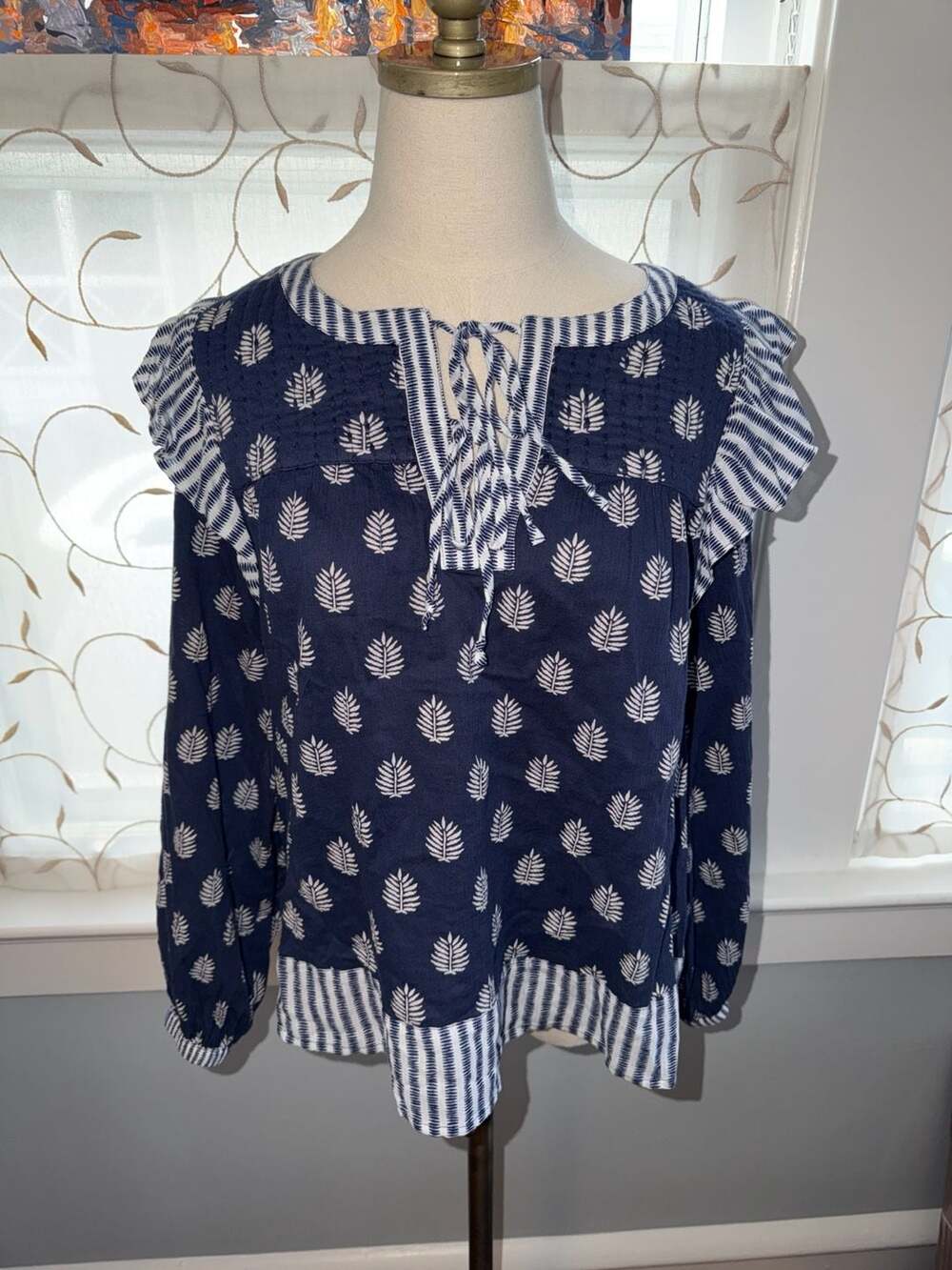 Vineyard Vines Fleur de Leaf Blue Quilted Ruffle Shoulder Tie Neck Top Size S